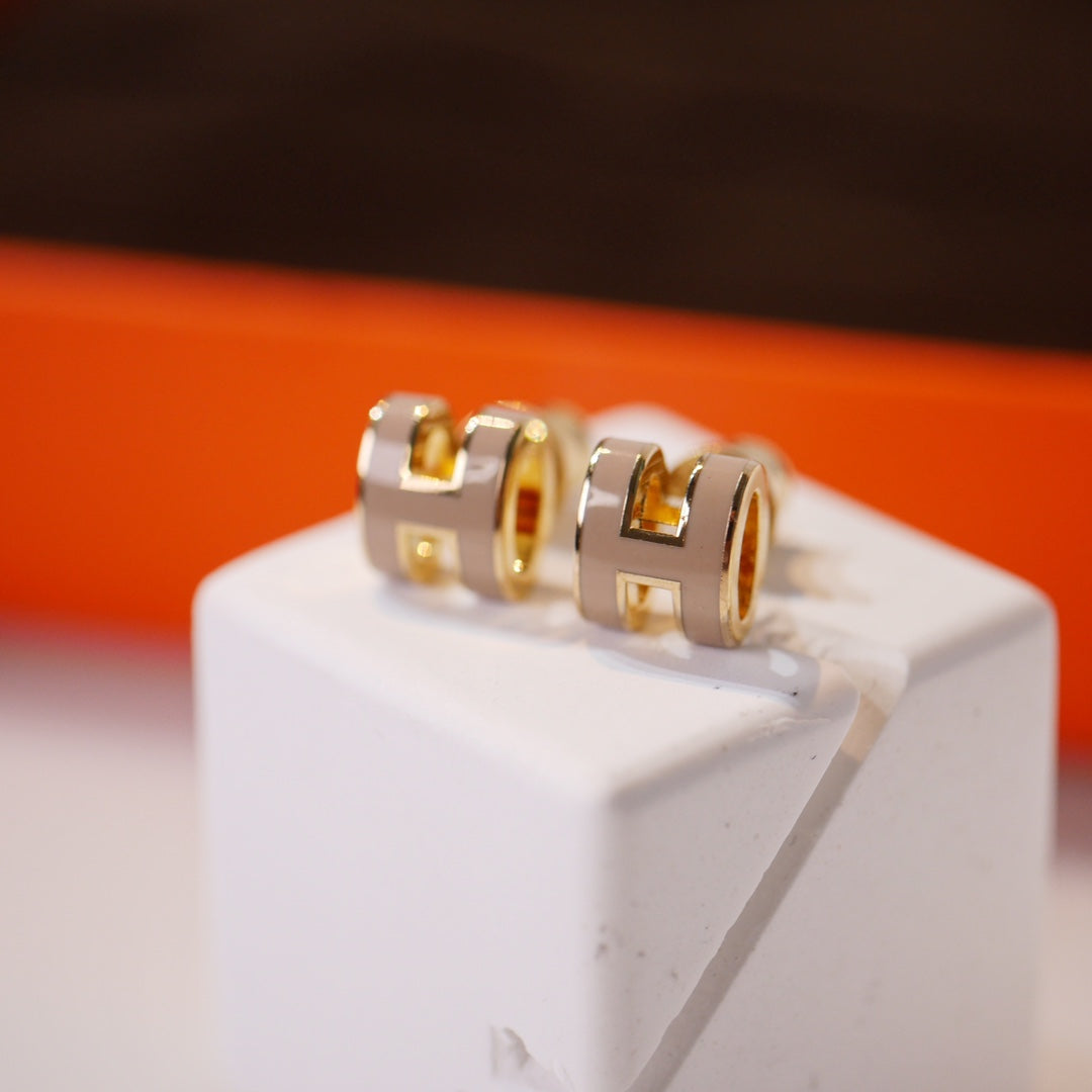 [⭐JeweliWhal]MINI POP H GOLD EARRINGS GREY