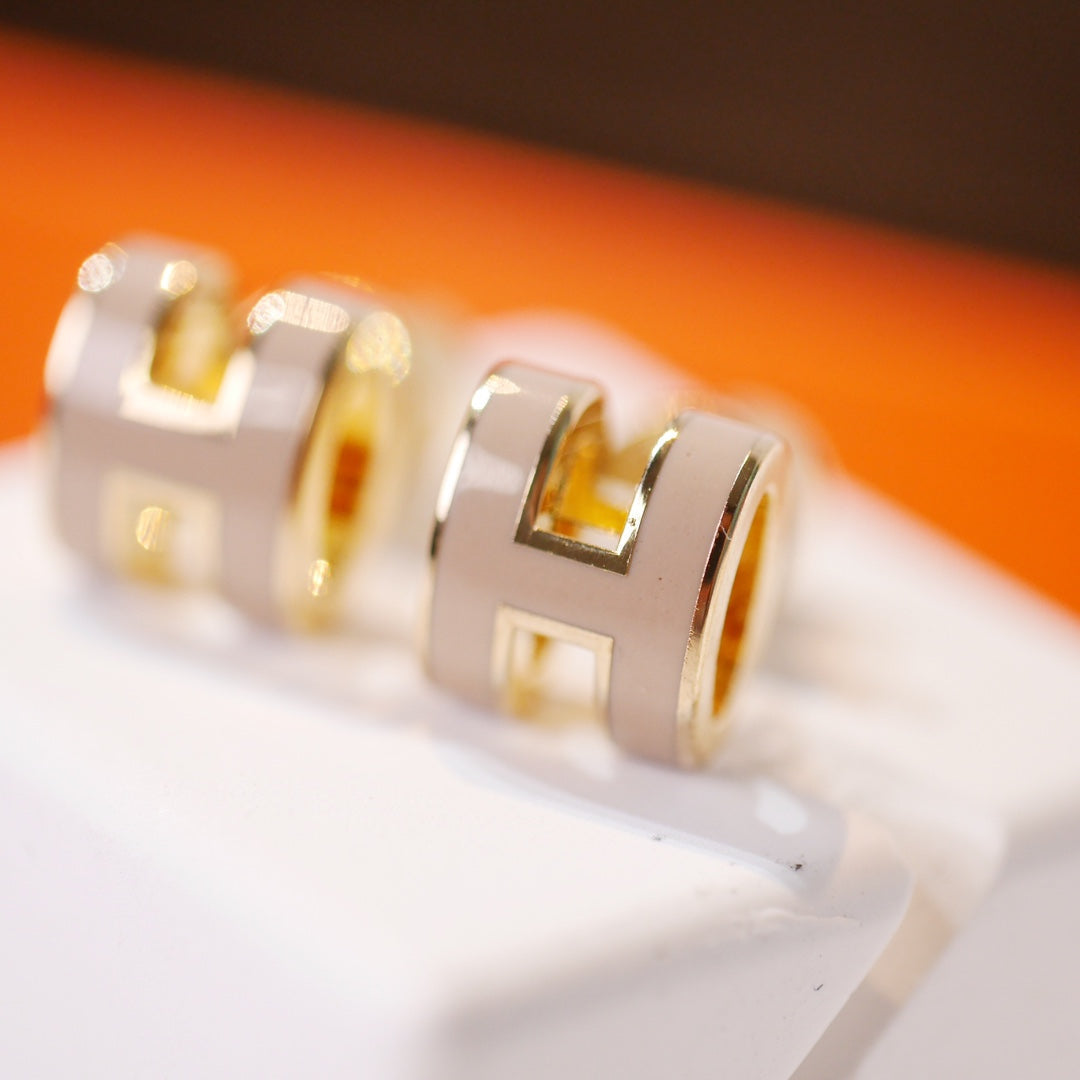 [⭐JeweliWhal]MINI POP H GOLD EARRINGS GREY