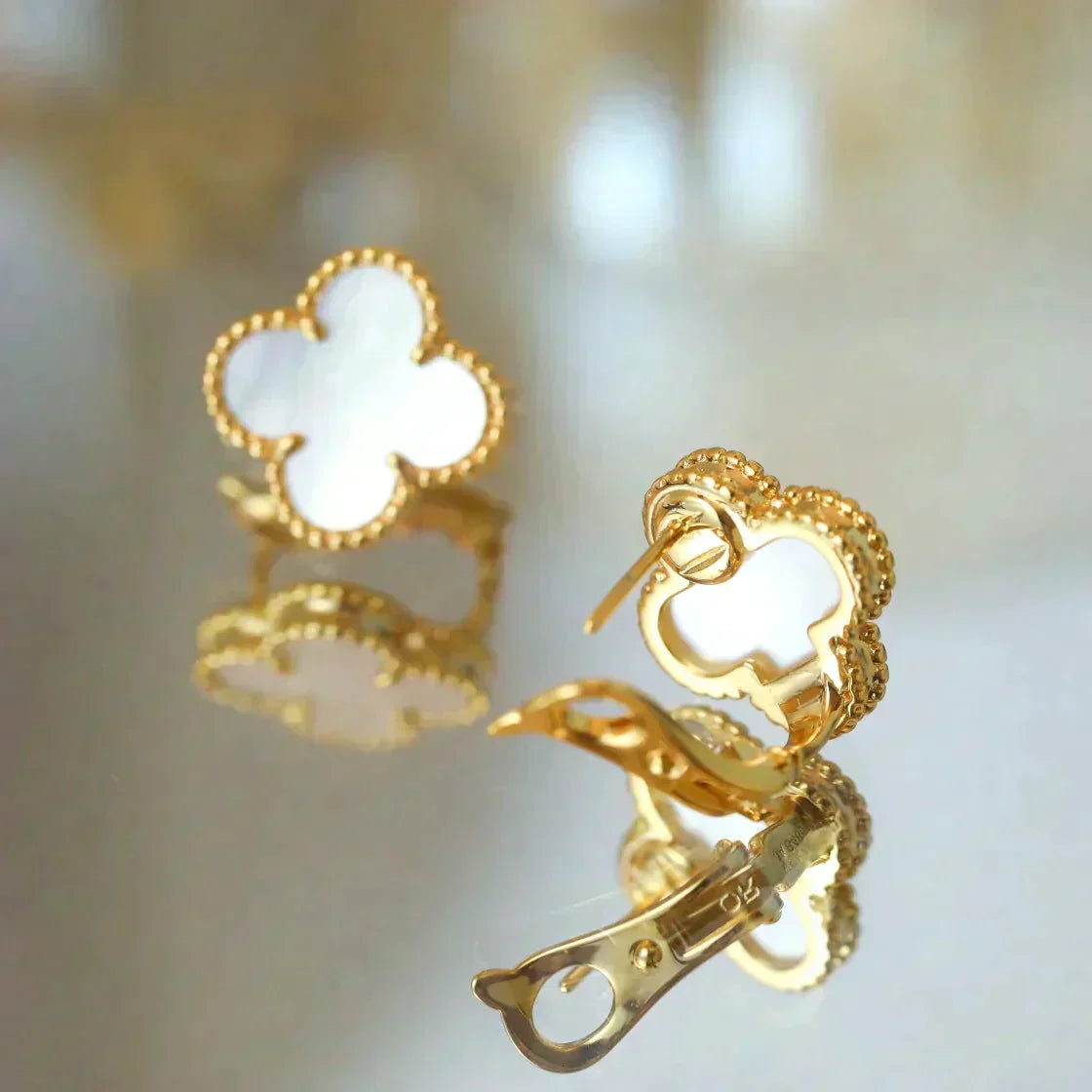 [⭐JeweliWhal]CLOVER MEDIUM 1 MOTIFS  WHITE MOP STUD EARRINGS