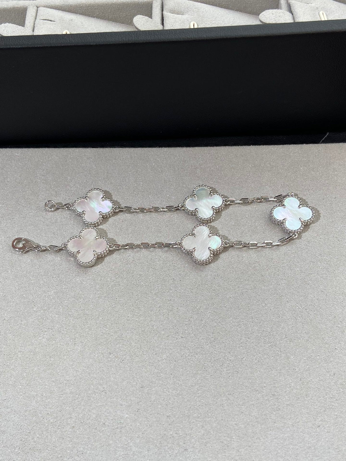 [⭐JeweliWhal]CLOVER WHITE PEARL MOP 5 MOTIF BRACELET COLLECTION