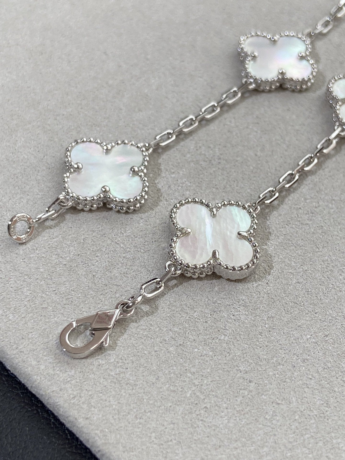 [⭐JeweliWhal]CLOVER WHITE PEARL MOP 5 MOTIF BRACELET COLLECTION