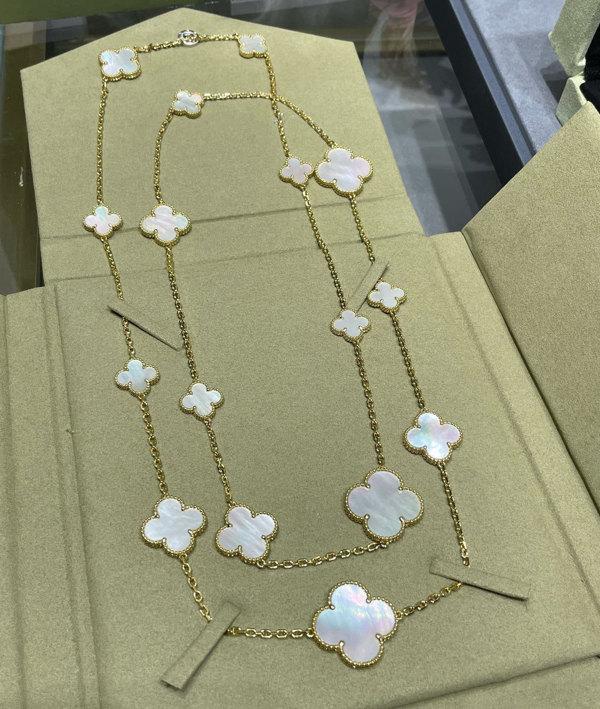 [⭐JeweliWhal]CLOVER 16 MOTIF WHITE MOP GOLD NECKLACE