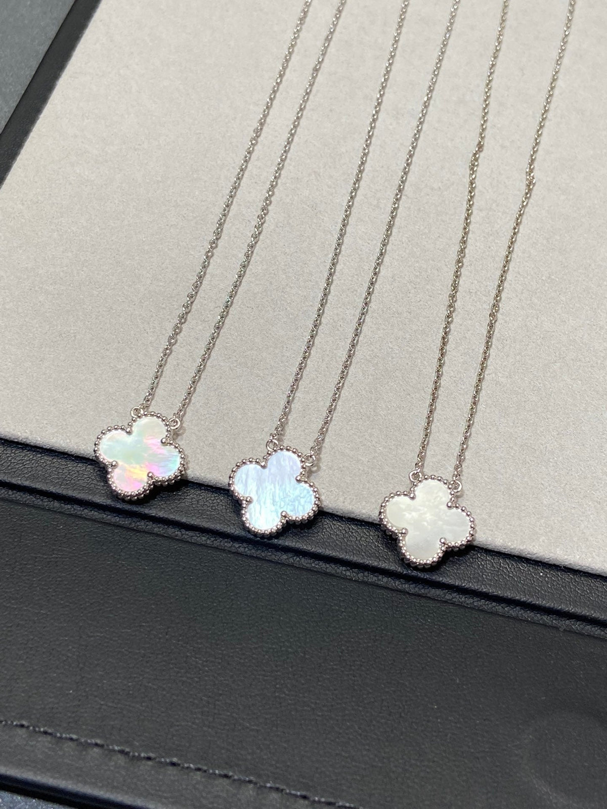 [⭐JeweliWhal]CLOVER MEDIUM SILVER WHITE MOP NECKLACE