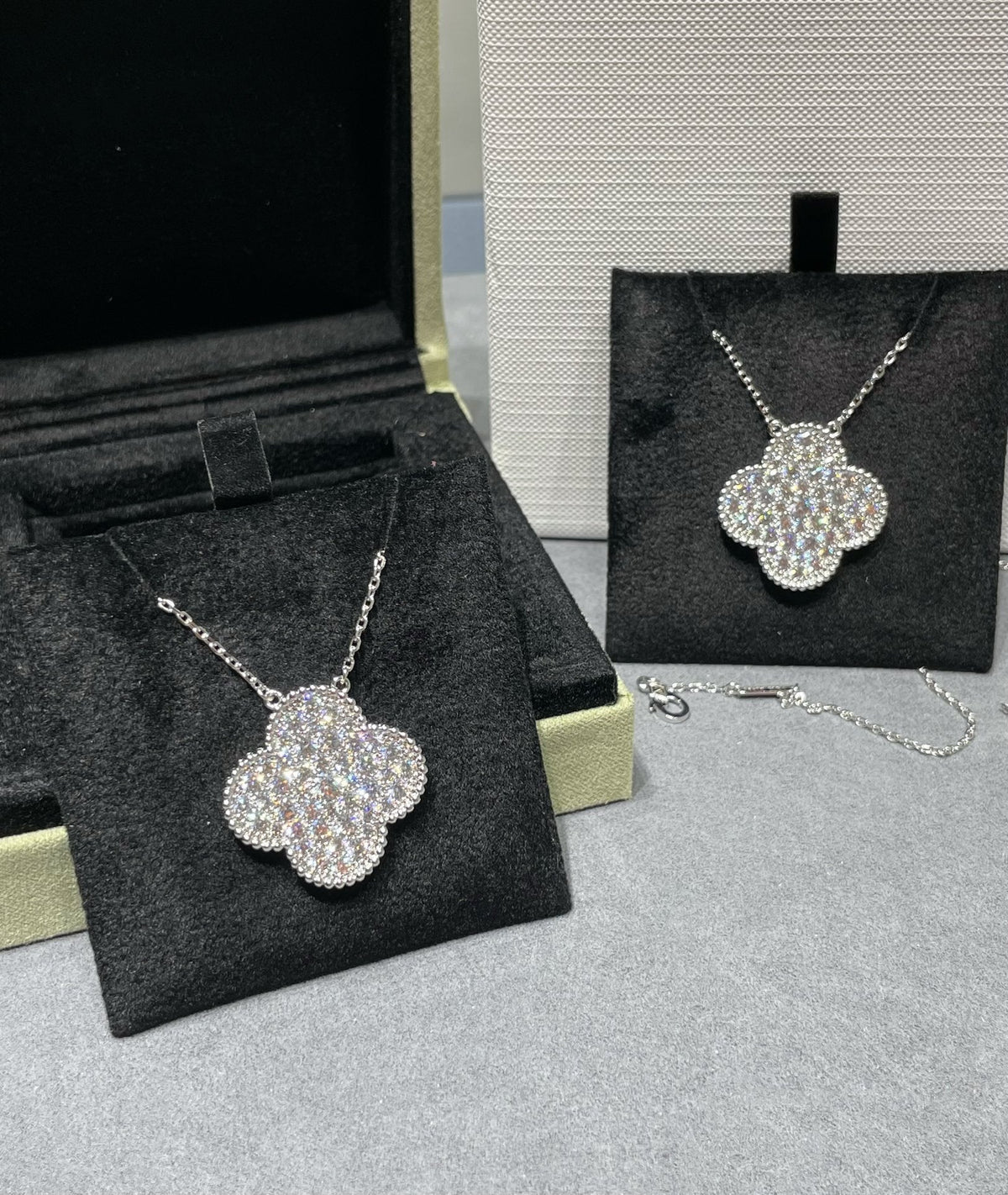 [⭐JeweliWhal]CLOVER 25MM LARGE PENDANT DIAMOND PAVED SILVER NECKLACE