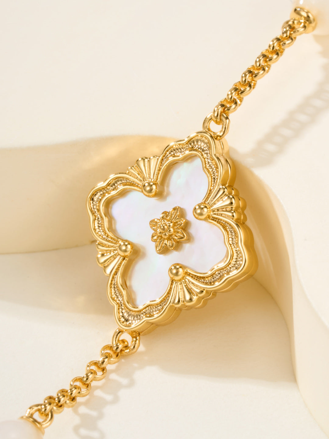 [⭐JeweliWhal]B.C.L ENAMELED Three-Flower Bracelet（Trumpet)
