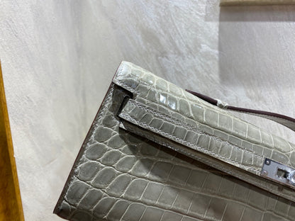 KELLY CUT 31 IN ASH GRAY SHINNY ALLIGATOR LEATHER WITH SILVER HARDWARE (MADE-TO-ODER)