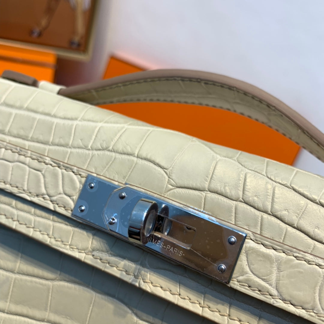KELLY CUT 31 IN PEARL GRAY ALLIGATOR LEATHER WITH SILVER HARDWARE (MADE-TO-ODER)