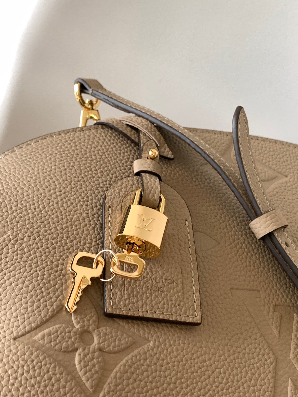 PETIT PALAIS PM LARGE SHOULDER BAG 34 IN BROWN EMBOSSED COWHIDE GOLD-TONE HARDWARE