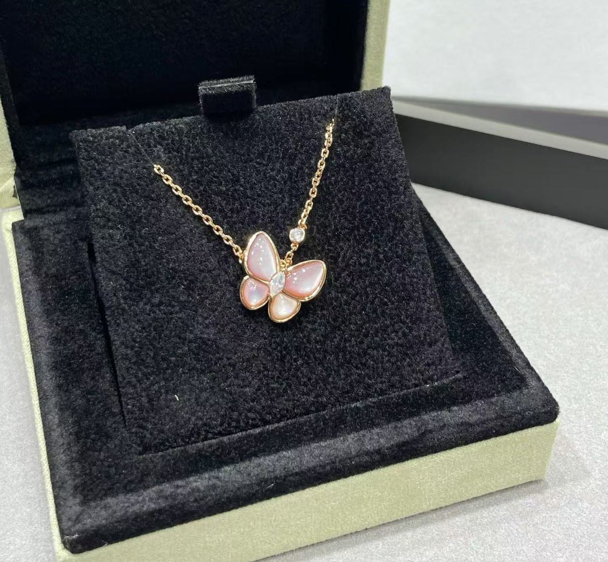 [⭐JeweliWhal]BUTTERFLY PINK MOTHER-OF-PEARL DIAMOND NECKLACE