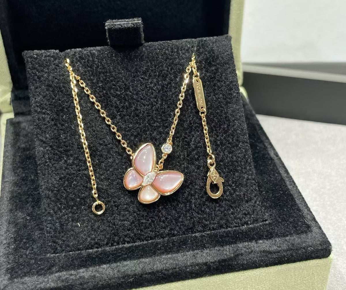[⭐JeweliWhal]BUTTERFLY PINK MOTHER-OF-PEARL DIAMOND NECKLACE