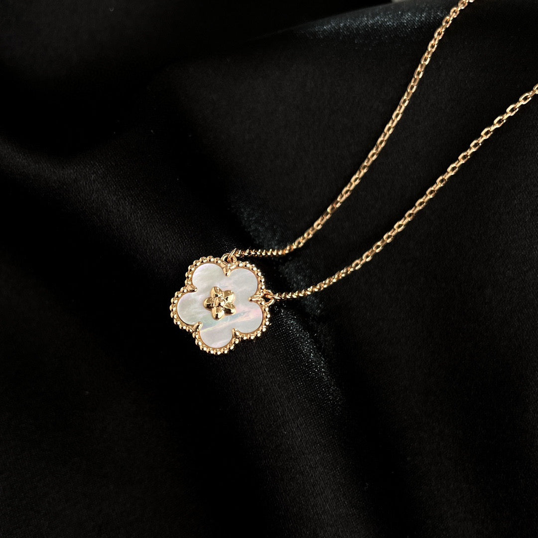 [⭐JeweliWhal]LUCKY  WHITE MOP  PLUM BLOSSOM NECKLACE