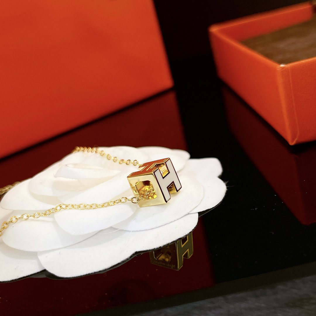 [⭐JeweliWhal]H WHITE SQUARE GOLD NECKLACE