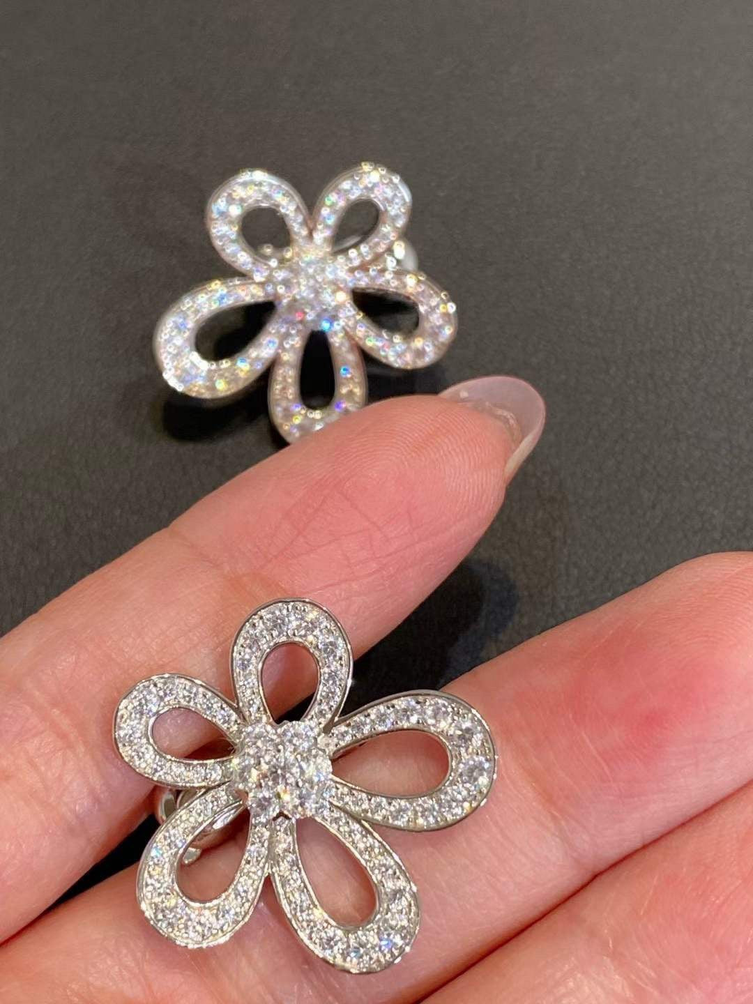 [⭐JeweliWhal]FLOWERLACE EARRINGS FULL DIAMONDS