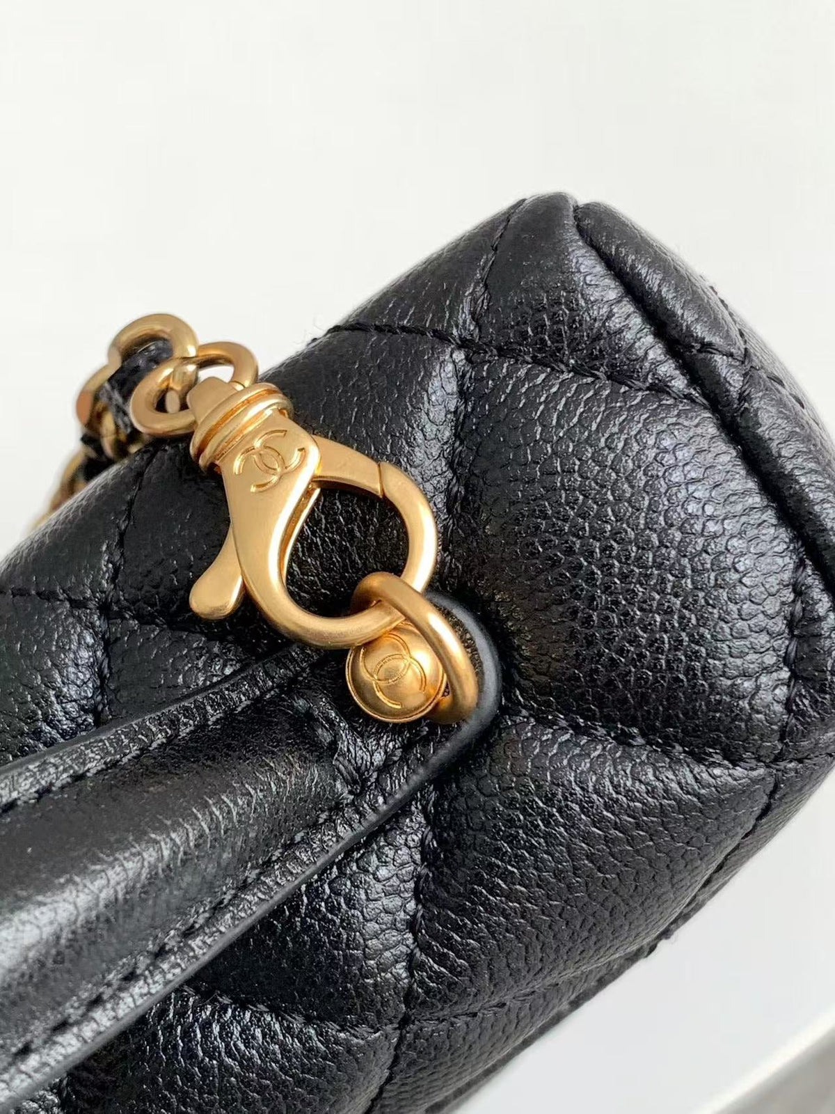 VANITY CASE 19 IN BLACK GRAINED CALFSKIN GOLD HARDWARE