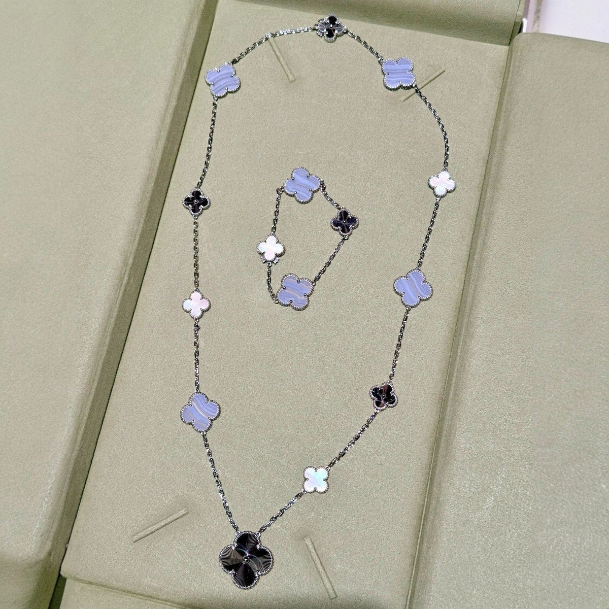 [⭐JeweliWhal]DETACHABLE CLOVER 15(11+4) FLOWER SILVER NECKLACE SET